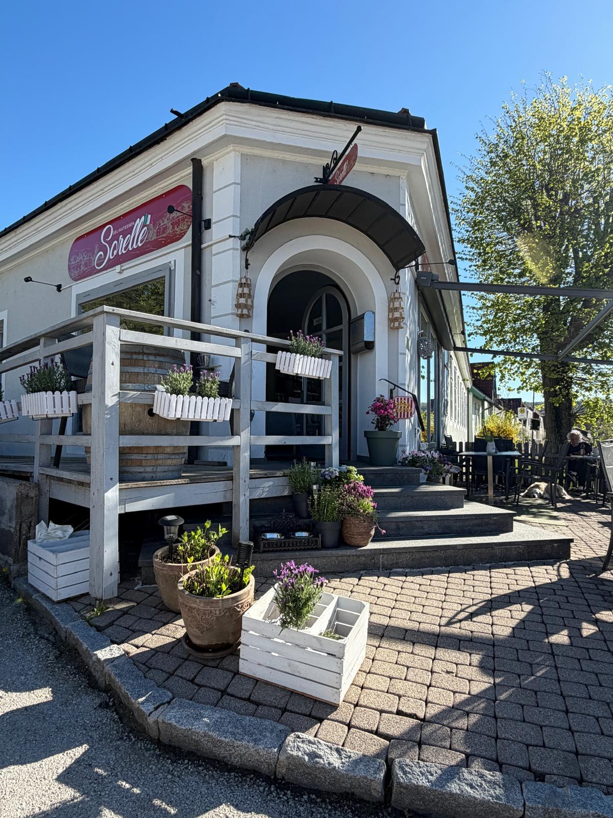 Eingang und Gastgarten von Sorelle in Gaaden